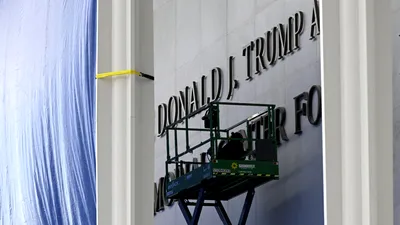 EXTERNE Trump contestă în instanță ordinul de eliminare a numelui de pe clădirea Kennedy Center