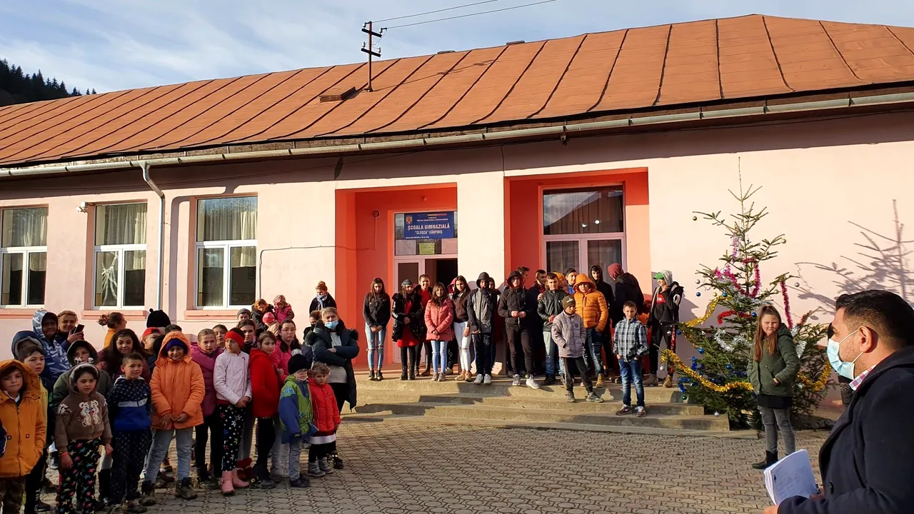 Peste 2.000 de adeverinţe eliberate elevilor care candidează pe locuri destinate etniei rome