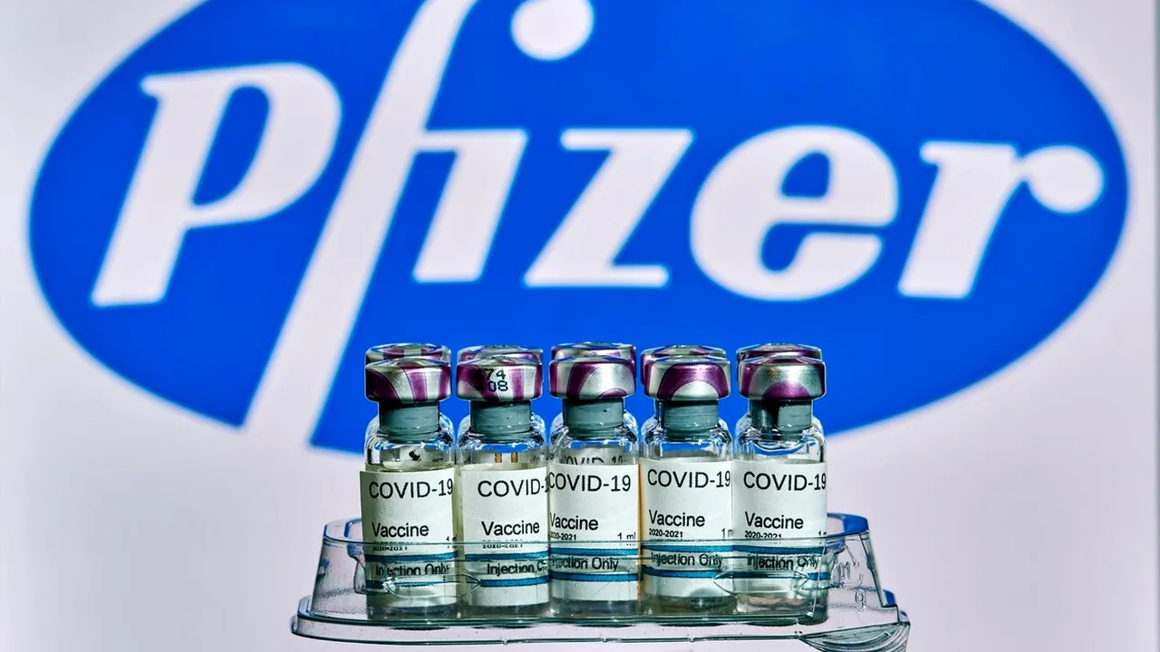 Vaccinare COVID. Pfizer/BioNTech cere autorizarea pentru a treia doză destinată celor imunizaţi cu primele două 
