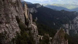 Natura se degradează. După Cascada Bigăr, unul dintre „turnurile” Ocolaşului Mare, din Munţii Ceahlău, s-a prăbuşit