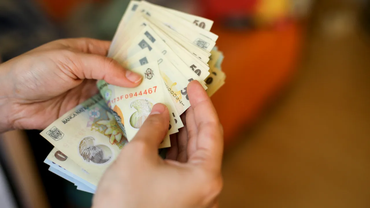 Sondaj: Pe ce cheltuie românii cei mai mulţi bani
