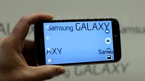 Samsung a prezentat Galaxy S5. Cum arată şi ce dotări are noul smartphone - FOTO