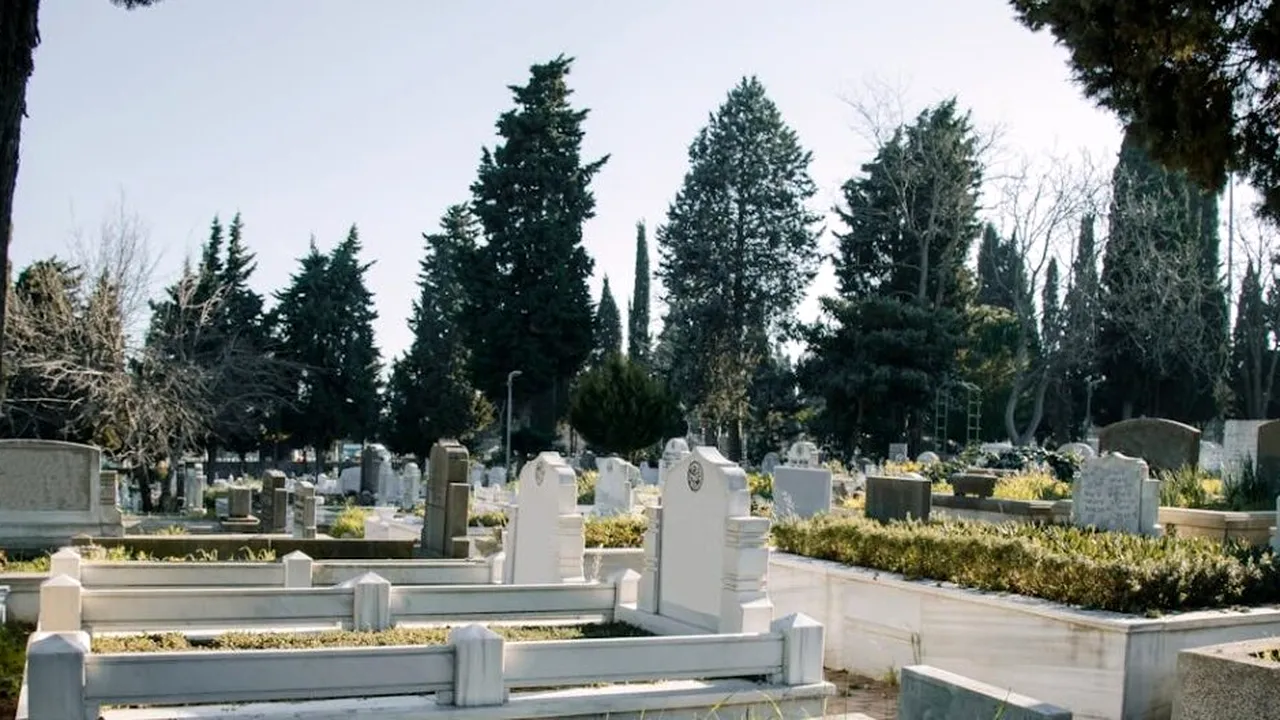 Ieșeanul care are un teren în formă de ”chitică” negociază pentru noul cimitir al Vasluiului. Oferta controversată revine în licitație