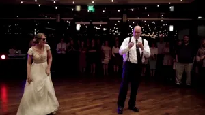 VIDEO. Cel mai original dans al mirilor? Uralele şi aplauzele invitaţilor o demonstrează