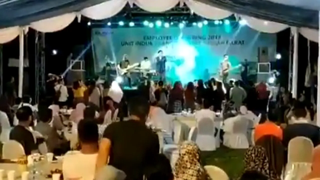 Momentul TERIFIANT când tsunamiul din Indonezia ajunge la un concert. Solistul celebrei trupei îşi caută DISPERAT soţia şi colegii | VIDEO