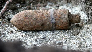 Un bărbat a aruncat un proiectil în foc ca să vadă cum explodează