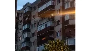 VIDEO Locuitori din Râmnicu Vâlcea, ţinuţi în tensiune de un bărbat de 25 de ani care ameninţa că se sinucide