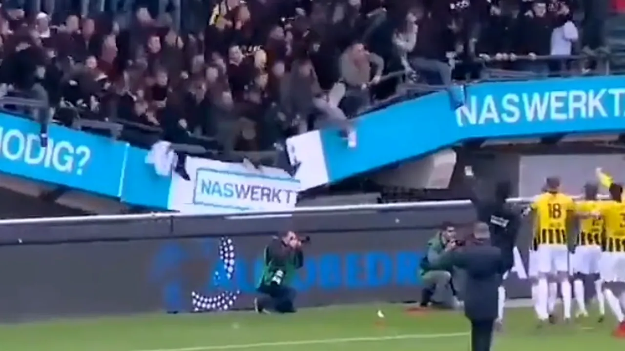 Tribunele unui stadion s-au prăbuşit la finalul unei meci de fotbal. Sectorul era plin cu suporteri VIDEO