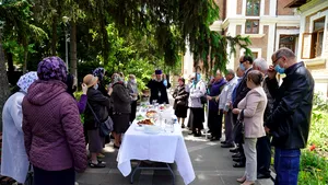 FOTO Duminica vindecării orbului din naştere: Arhiepiscopul Dunării de Jos a luat masa cu nevăzătorii şi le-a făcut cadouri