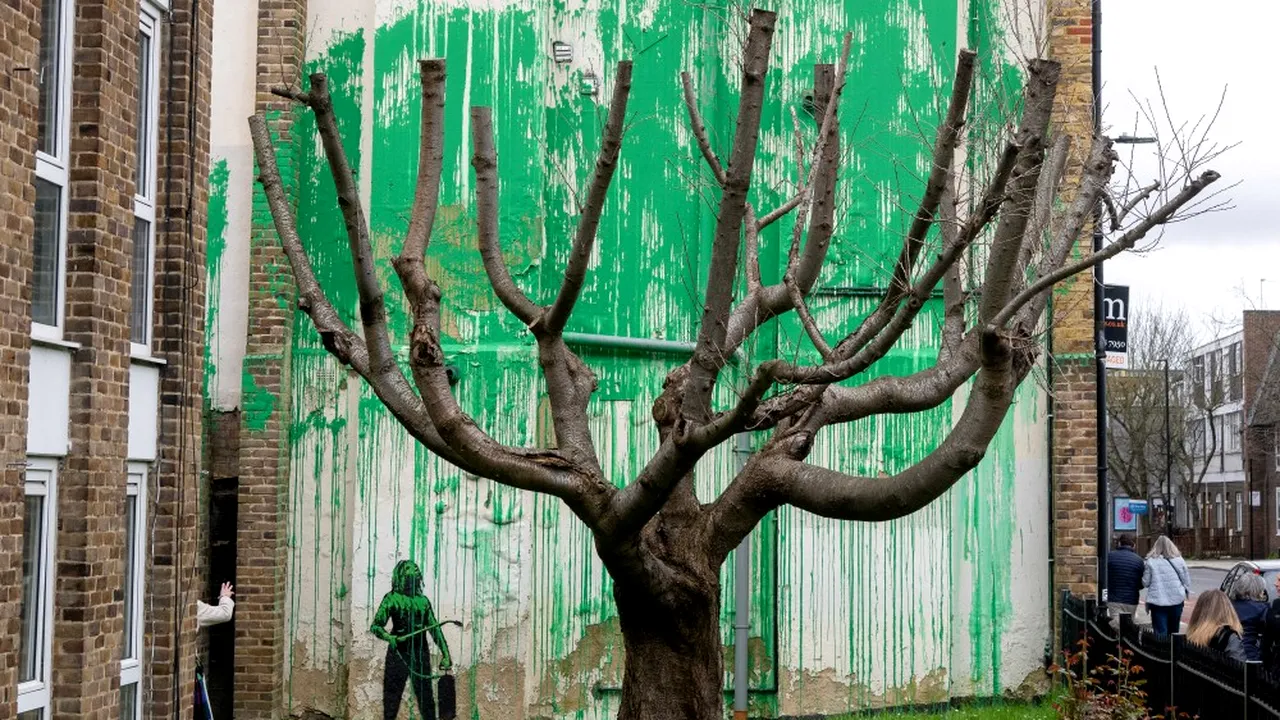 Pictură stradală a lui Banksy din Londra, stropită cu vopsea albă