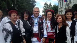 VIDEO, FOTO Dans pentru Cartea Recordurilor. Liviu Dragnea, în horă, printre cei 10.000 de participanţi la Ziua Costumului Popular de la Năsăud. Cum s-a costumat liderul PSD