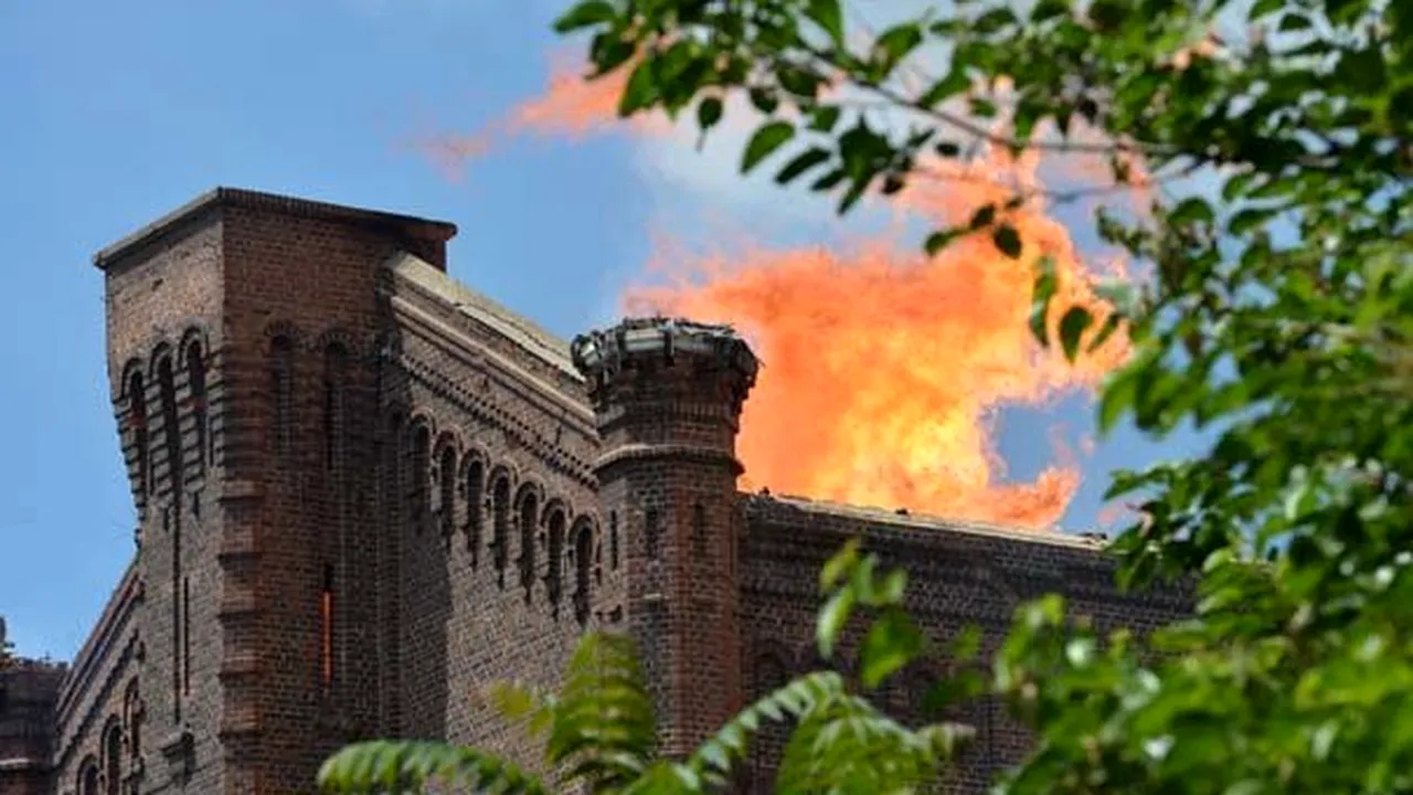 Incendiul de la Moara lui Assan în imagini. Pompierii luptă încă pentru salvarea monumentului istoric - GALERIE FOTO