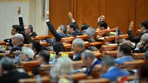 Scandal în Parlament. Dublarea alocaţiilor a fost aprobată. Reducerea TVA şi abrogarea pensiilor speciale, amânate