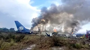 Majoritatea pasagerilor avionului prăbuşit în Mexic sunt cetăţeni americani