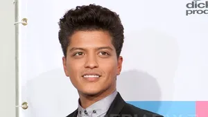 INGREDIENTE SURPRIZĂ folosite de Bruno Mars pentru celebra coafură