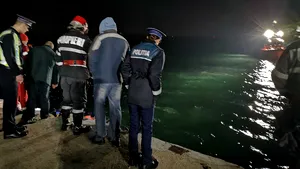 Bărbatul căzut cu motostivuitorul în Portul Constanţa este de negăsit. Căutările continuă