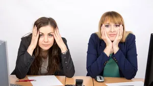 Dacă eşti fericit la job, eşti o minoritate. Peste 90% dintre angajaţii români se simt deprimaţi şi trişti