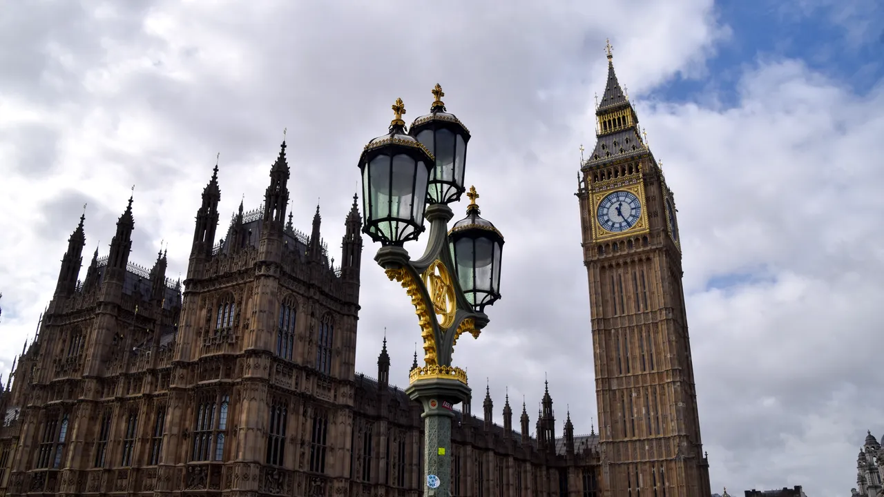 Parlamentarii britanici, avertizaţi să nu îşi lase băuturile nesupravegheate după un caz de spiking