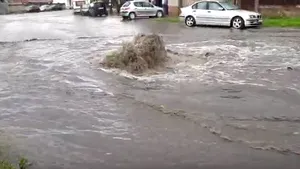 Străzile din Alba Iulia, INUNDATE după o furtună cu ploaie torenţială şi grindină. Până unde ajunge apa | FOTO