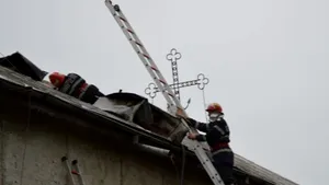 Acoperişul unei biserici din judeţul Dolj a luat foc după ce a fost lovit de trăsnet - GALERIE FOTO