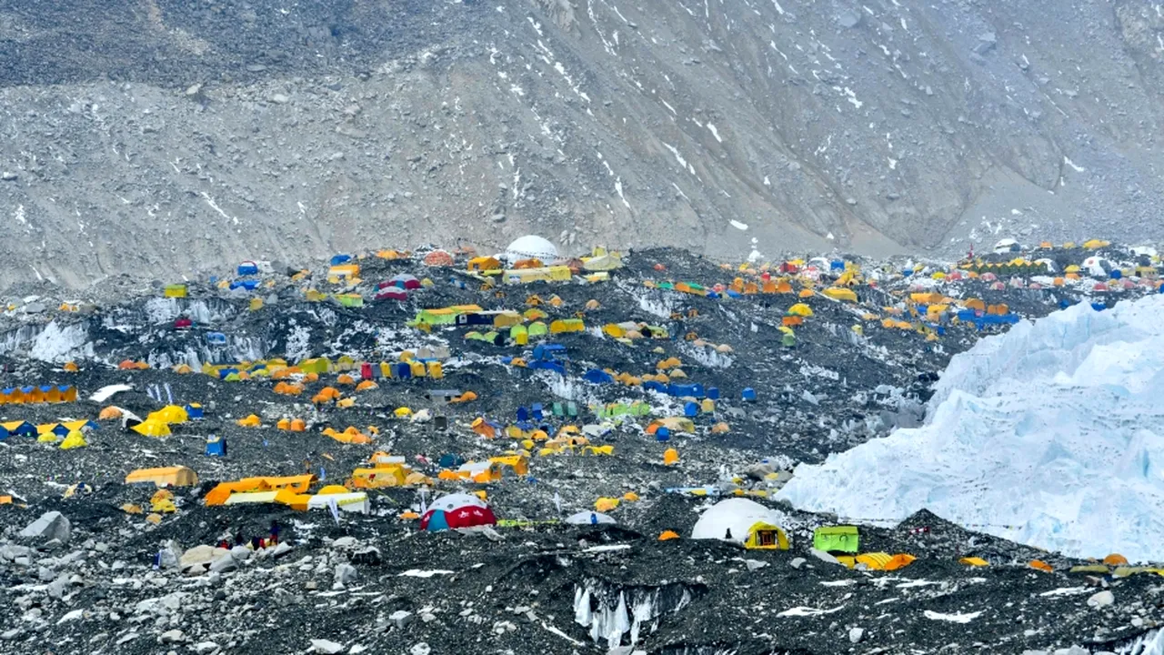 Gheaţa se topeşte pe Everest şi lasă locul unui peisaj macabru

