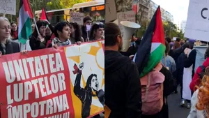 Controversă după manifestația împotriva violenței asupra femeilor. Participanți nemulțumiți după ce steagurile Palestinei au fost aduse la manifestație: „Dacă știam acest lucru, nu mai veneam” / Dezbateri intense și pe rețelele de socializare