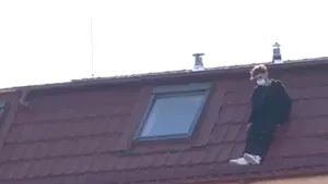 Gest extrem în sectorul 3 din Bucureşti. Tânărul care s-a aruncat în gol de pe acoperişul căminului a murit. IGSU: „Nu putem vorbi de un eşec”