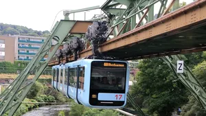 „Cu susu-n jos”. Trenuri „zburătoare”, demne de un film SF VIDEO