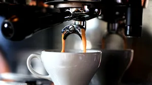 Semnele că bei prea multă cafea. La ce simptome să fii atent
