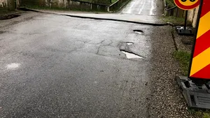 FOTO | Un pod de pe un drum judeţean s-a rupt, din cauza traficului greu / Reparaţii în valoare de 27 de milioane de euro