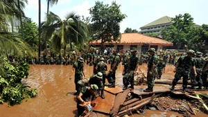 Indonezia: Cel puţin 50 de morţi după ruperea unui baraj (Video)