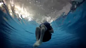Metoda stranie prin care un turist, care nu purta vestă de salvare, a reuşit să scape cu viaţă dintre valuri | VIDEO