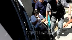 Poliţistul de la Rutieră a fost purtat pe capota maşinii 350 de metri şi aruncat pe şosea 10 metri