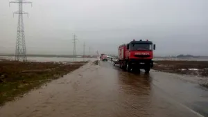 TRAFIC în condiţii de iarnă pe multe drumuri din ţară/ DN25 Galaţi – Tecuci, închis în continuare din cauza apei de pe carosabil