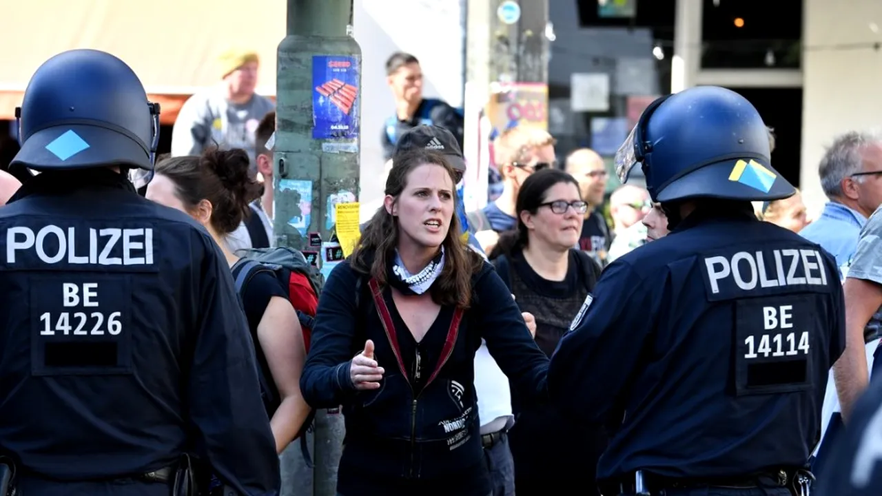 Poliţia din Berlin a oprit protestul activiştilor împotriva măştii de protecţie
