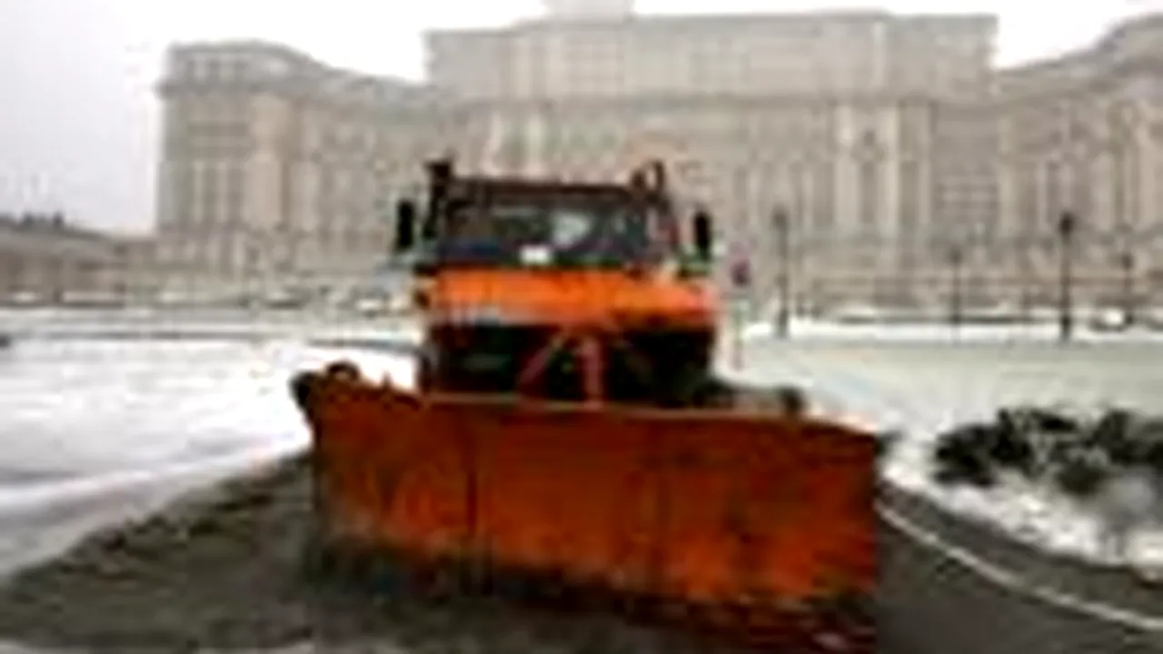 Firmele de deszăpezire au împrăştiat soluţie antiîngheţ pe străzile Capitalei