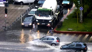 GALERIE FOTO | 64 de INUNDAŢII în Bucureşti şi Ilfov. Mai multe semafoare, defecte. ANM a ridicat atenţionarea
