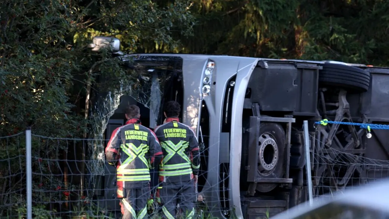 Autocar plin cu turiști, răsturnat pe o autostradă din Germania: doi morți și zeci de răniți