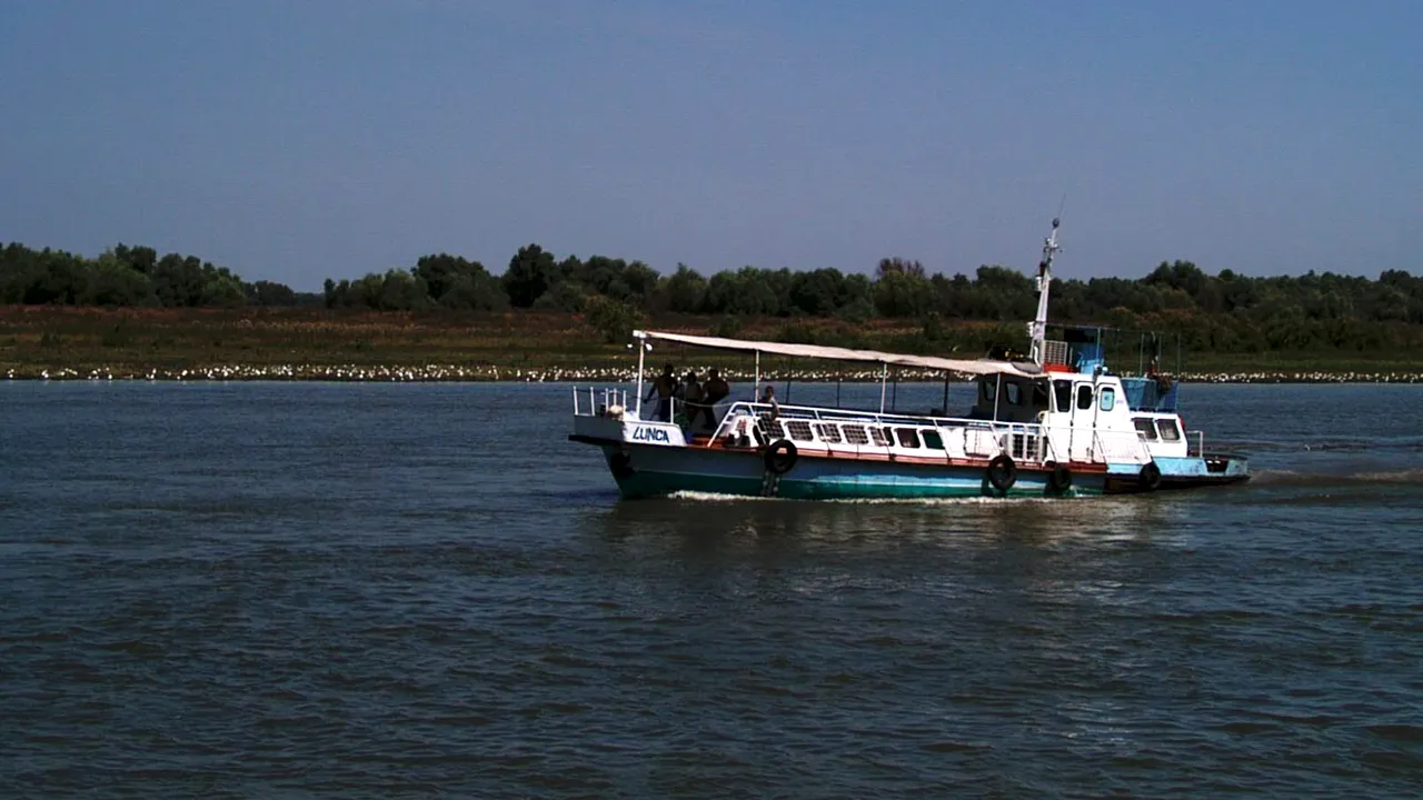 Două ambarcaţiuni cu turişti s-au ciocnit în Delta Dunării. O persoană a dispărut