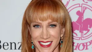 CNN a încheiat contractul cu actriţa Kathy Griffin, după ce aceasta s-a fotografiat cu un cap de plastic, decapitat, al lui Donald Trump