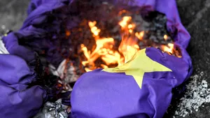 Arderea steagului UE se pedepseşte acum cu închisoare în Germania