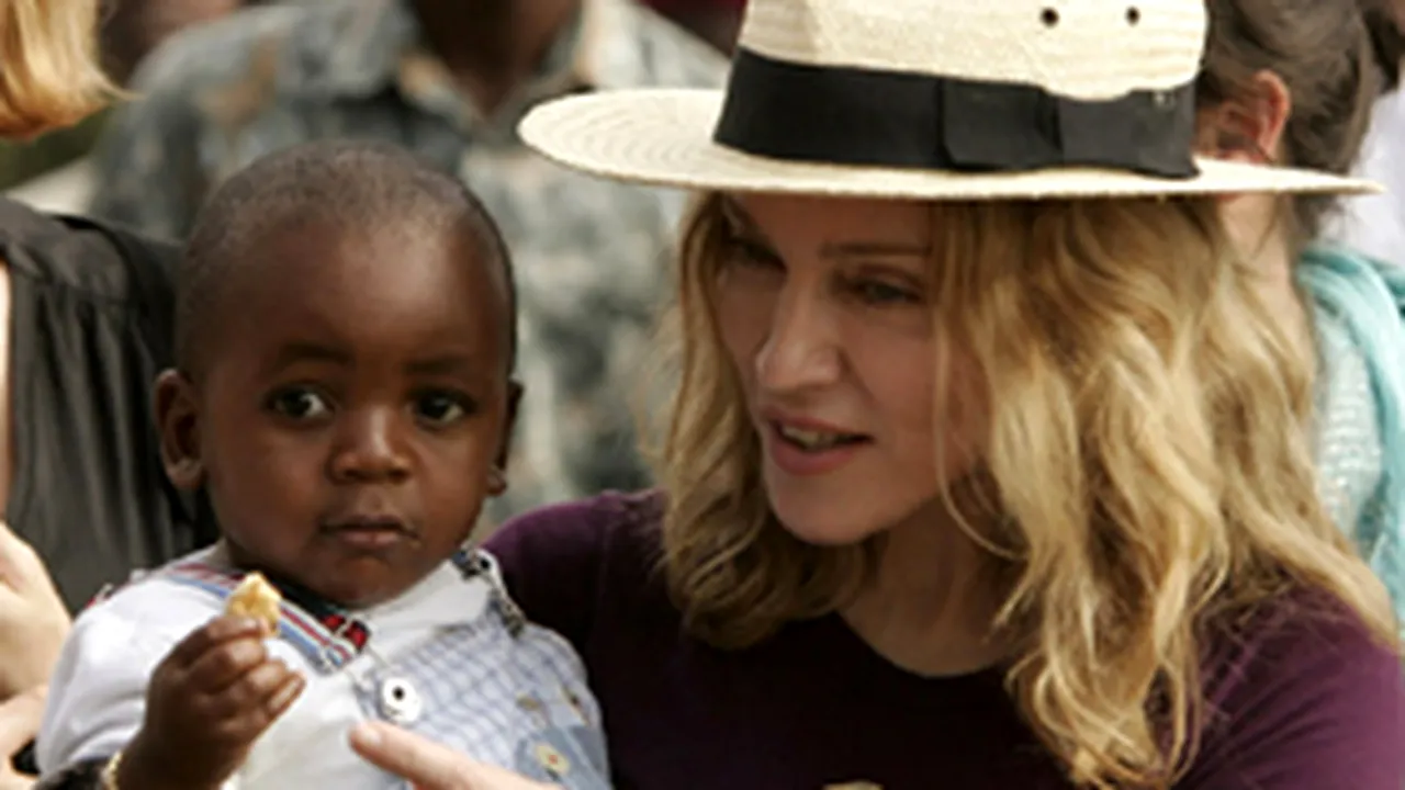 Madonna va adopta încă un copil din Malawi (Video)