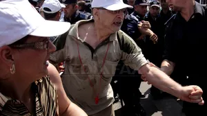 Mitingul de protest de la Parlament s-a încheiat înainte ca moţiunea de cenzură să fie votată