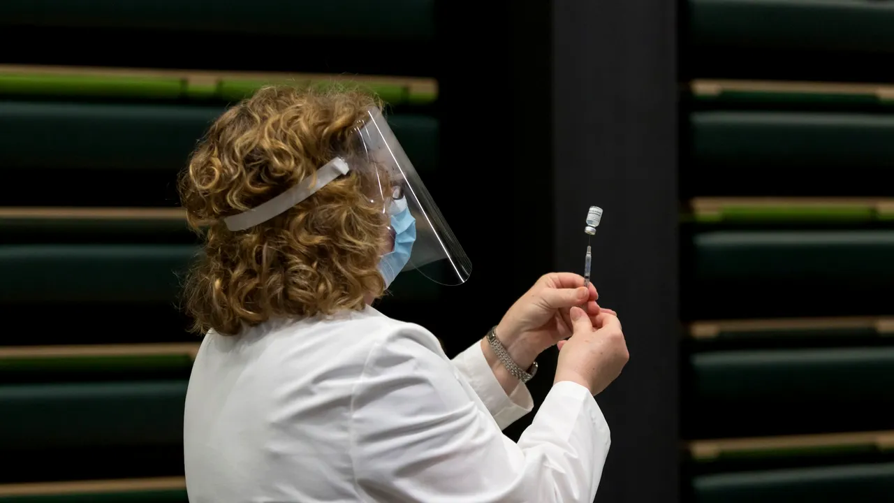 Avertismentul unui specialist englez: ”Chiar şi după ce aţi luat ambele doze de vaccin, puteţi da Covid-19 altcuiva”
