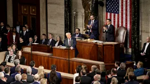 Câțiva democrați din Cameră au plecat de la discursul lui Trump purtând tricouri „rezist