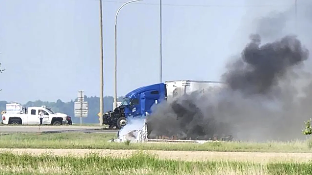 Cel puţin 15 morţi după ce un camion a lovit un autobuz în Canada