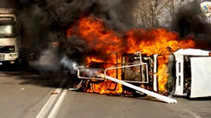 Circulaţie a fost blocată pe DN 7 după ce un TIR a lovit o autoutilitară