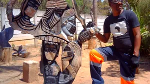 Un avocat din Zimbabwe îşi foloseşte timpul liber pentru a ilustra pandemia COVID-19 prin artă