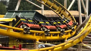 Incident într-un parc de distracţii din Mexic: Vagonul unui tren montagnes russes s-a desprins şi a sărit de pe şine/ Două persoane au murit | FOTO