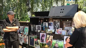 REPORTAJ: Nouă luni de la incendiul din Colectiv - Mai puţin de douăzeci de persoane la slujba de pomenire a victimelor tragediei - FOTO, VIDEO